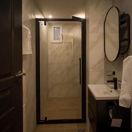 Victorian Elegance, Athens' Hidden Gem, 6br , 30sec To Metro , Ac , Netflix Apartment